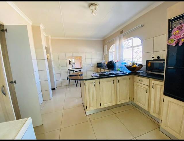 5 BEDROOM HOUSE FOR SALE IN BASSONIA